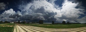 Nuages d'orage au dessus de Riehen (Suisse) tandis que le soleil brille sur la France :-) - 07/08/2014 13:39 - Philippe Meisburger