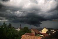 2nd orage quelques minutes plus tard, cette fois-ci, c'est Village-Neuf downtown (Haut-Rhin) qui prend direct... - 07/08/2014 17:03 - Philippe Meisburger