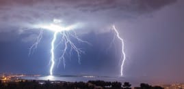 bonsoir, 

Superbe orage qui aura balayé la France en laissant de magnifiques impacts de foudre comme ici sur le Brusc (83) .
photo prise depuis les hauteurs d'Ollioules (83)  - 09/08/2014 02:30 - Janis BROSSARD