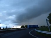 L'arcus une fois formé engloutit l'autoroute A1, s'en suivra une belle averse de petite grêle. - 23/05/2014 19:20 - Olivier JL