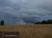 Interception d'une étrange formation nuageuse sur Chantilly au soir du 08 juillet. Base surbaissée et très sombre. Le tout suivi d'un beau rideau de pluie - 08/07/2014 18:30 - Olivier JL