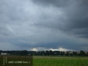 Arrivée d'un orage assez fort sur le cambrésis. Celui ci donnera une belle activité orageuse et provoqua des dégâts localisés sur Cambrai suite à une forte averse de grêle. - 03/08/2014 15:30 - Olivier JL