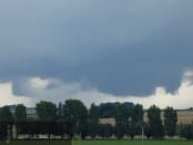 Arrivée d'un orage assez fort sur le cambrésis. Celui ci donnera une belle activité orageuse et provoqua des dégâts localisés sur Cambrai suite à une forte averse de grêle. - 03/08/2014 15:30 - Olivier JL