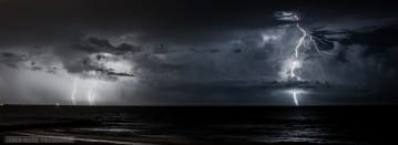 Orage particulièrement actif, au sud de la Camargue, le 15 Septembre 2014.

Copyright© Erwan Maitre Photographie - 15/09/2014 22:10 - Erwan MAITRE