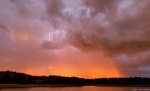 Eclair et arc-en-ciel au dessus du lac de Neuvic (Corrèze) lors de la chasse du 12 Octobre en compagnie de Tim Earl - 12/10/2014 19:45 - Vincent CORNU