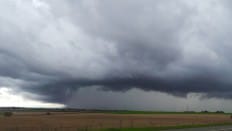 arrivée d'un orage qui a englouti la ville de Saint-Quentin sous son immense rideau de pluie mêlé de grêle! - 26/08/2014 17:00 - Gael Caplain