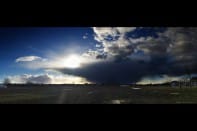 Après un orage (non photographié) aux alentours de 13h45, un nouveau nuage gris s'est formé vers l'ouest aux alentours de 16h30... le voila ! - 02/03/2015 16:32 - Philippe Meisburger