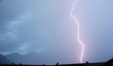 Impact de foudre assez proche ! Bel orage survenu un peu avent 21h avec beau éclairs et bonne averses avec quelques petit grêlons ! - 05/06/2015 22:51 - Yassine Arbaji