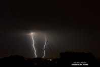 Nuit du 03/07/15 au 04/07/15. Orage nocturne. Double impact. Vue plein sud depuis la pévèle (59) en direction du Douaisis.  - 04/08/2015 02:10 - jean-marc dhainaut