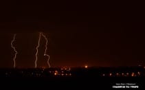 Nuit du 03/07/15 au 04/07/15. Orage nocturne. Vue plein sud depuis la pévèle en direction du Douaisis. Autre triple impact  - 04/08/2015 02:10 - jean-marc dhainaut