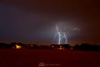 Nombreuses chutes de foudre photographiées dans la nuit du 3 au 4 août 2015 près de Lille (Nord). - 04/08/2015 04:00 - Olivier JARRY LACOMBE