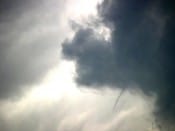 Phénomène très bref qui m'a donné le frisson à l'approche de l'orage qui a dévalé des Vosges sur la plaine d'Alsace au sud de Saverne ! 
. - 06/08/2007 00:00 - Jean Sebastien Beck