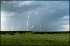 Sur les hauteurs de Côte d'Or, à 15 km de Beaune. 
Les orages de flux de nord-ouest (inhabituel, mais finalement classique en situation de marais barométrique) n'auront pas été très prolifiques en foudre ce jour, ce double impact étant à peu près ce qu'on a réussi à faire de mieux, avec mon ami Alexis Maillard, après être sorti de cet orage grêligène. Une première avec des éoliennes me concernant ! - 07/06/2016 19:07 - Will HIEN