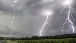 Superposition de 3 images à des intervalles plutôt courtes entre les éclairs a proximité de Carcès samedi 04 juin 2016, ce qui montre bien que l'activité était plutôt intense ! - 04/06/2016 19:04 - Janis BROSSARD