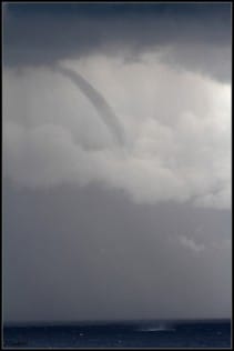 3 trombes marines ont été observées au large de la commune de Rogliano (Haute-Corse), entre 10h et 11h locales, le 29 janvier 2012. Elles se sont formées peu de temps après deux autres trombes signalées vers 09h40 au large de Bastia. - 29/01/2012 10:30 - J CARLOTTI