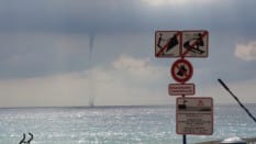 Une trombe marine a été observée ce vendredi 31 août 2012 en mi-journée au large de la Côte-d'Azur. Le phénomène a été filmé par deux internautes et photographié par un correspondant KERAUNOS. Comme mentionné dans le bulletin de prévision à 24h du jour, le contexte était favorable jusqu'en début d'après-midi à l'occurrence de phénomènes tourbillonnaires et particulièrement de trombes marines au large des Alpes-Maritimes. L'arrivée d'air froid à l'étage moyen, lié à l'isolement d'un cut-off avec goutte froide, a contribué à déstabiliser nettement les profils atmosphériques dans le secteur.  - 31/08/2012 15:00 - Antoine LLENSE