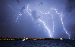 Triple impact de foudre bien ramifié sur Antibes - 19/06/2016 04:00 - Tristan BERGEN