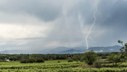 Foudre à proximité du village du Cannet-des-Maures (83) en direction du grand massif des Maures hier. - 19/06/2016 22:00 - Janis BROSSARD