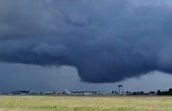 Cunimb sur Nantes. Fortes averses au Nord. Visible de la zone aéroportuaire. - 15/06/2016 19:15 - Alain RABILLER