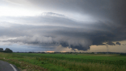 La supercellule qui a évolué près de Hazebrouck vue de Cassel dans le Pas-de-Calais. - 22/06/2016 23:00 - Julien LOUASSE