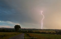 Orages sur la commune de Nozay aux alentours de 20h30 avec une activité électrique (foudre en air sec) soutenue mais qui fut brève (environ 15 minutes). - 22/06/2016 22:30 - Florian LASDOULOURS