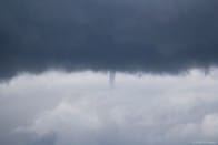 Au moins 2 trombes marines et 5 tubas ont été observés au large immédiat des côtes du Calvados, entre Langrune-sur-Mer et Asnelles, en début d'après-midi du 5 novembre 2012. Ils se sont produits entre 14h et 15h locales, pour certains à l'avant d'une cellule convective active et orageuse, associée à des chutes de grêle et à une activité électrique modérée. - 05/11/2012 14:00 - Thibault Cormier