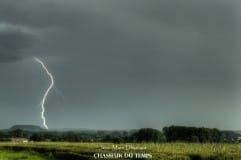 Orage du 23 juin 2016 19H30. Cellule sur l'est de la région, venant de Compiègne et remontant vers le Cambraisis et le Valenciennois puis s'étalant vers l'Avenois. Système en visuel depuis les hauteurs de la Pévèle, en vue Ouest/Sud-Ouest. Impact de foudre ramifié avec vue sur le Chevalet et le terril de Roost-Warendin. Très bonne prise et défit remporté (Je m'étais fixé depuis quelques années, de photographier la foudre avec pour fond un terril et un chevalet pour faire un hommage à la région, avec ma passion 