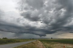 Première supercellule entre nord-est de la Somme, nord de l'Aisne et sud du Nord, d'abord en cours de formation, puis bien aboutie avec nuage-mur structuré et forte aspiration rotative en pointe au plus près du mésocyclone. - 23/06/2016 21:00 - Emmanuel WESOLEK