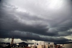 Approche de la cellule orageuse sur Clermont-Ferrand (63) par l'ouest accompagnée de fortes averses de pluie-grêle et rafales - 24/06/2016 20:51 - Jean-Guillaume Feignon