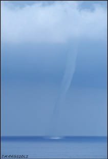 Une trombe marine a été observée le 2 juillet 2011, à l'est de Pietracorbara (Haute-Corse), vers 12h40 locales. Le phénomène s'est développé sous une cellule convective peu active, en marge d'un orage qui circulait au même moment à proximité de l'île de Capraia. - 02/07/2011 12:40 - Jean-Michel RAGGIOLI