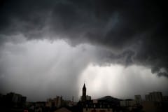 Arrivée d'une ligne d'averse importante sous l'orage après le passage du front de nuages bas (vue à l'ouest de Clermont-Ferrand (63)). Quelques minutes plus tard l'averse apportera pluie forte et grêlons d'un diamètre d'environ 2-3 cm ainsi que de fortes rafales - 24/06/2016 21:00 - Jean-Guillaume Feignon