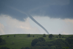 Gros tuba (probable tornade) au pied du Puy Mary dans le Cantal - 24/06/2016 20:00 -  LA MONTAGNE