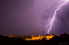 Chute de foudre sur la cité de Carcassonne en première partie de nuit. - 25/06/2016 02:00 - Daniel GAUVIN