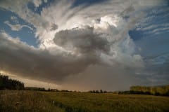 Supercellule moteur gauche avec rotation anticyclonique non loin de Nozeroy (Jura) en fin de journée du 24 juin.
Contraste et lumière remarquables au plus fort de la rotation. - 24/06/2016 21:00 - Nicolas GASCARD