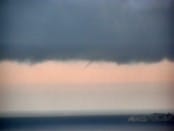 Une trombe marine a été observée au large de Marseille (Bouches-du-Rhône), vers 16h locales, le 2 décembre 2011. Elle s'est formée sous une cellule convective en cours d'intensification, qui a évolué en orage une demi-heure plus tard. - 02/12/2011 15:00 - Paul MARQUIS