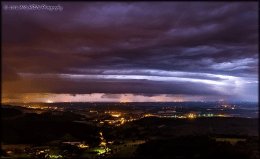 Ciel chaotique et arcus multicouches illuminé de l'intérieur par de nombreuses décharges électriques, sur la plaine de la Bresse, entre Saône-et-Loire et Jura. Peu de foudre au sol visible malheureusement...
Phénomènes venteux quelque peu destructeurs sur son passage, et précipitations intenses. - 25/06/2016 01:00 - Will HIEN