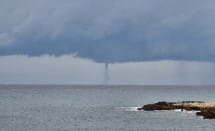 Une trombe marine a été observée au large d'Antibes (Alpes-Maritimes), vers 16h30 locales, le 18 décembre 2011. Elle fait partie d'une série de trombes marines qui ont été observées en quelques heures entre la Côte-d'Azur et la Corse. - 18/12/2011 16:30 - Mathieu Péborde