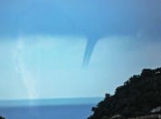 Une très probable trombe marine a été observée le 27 juillet 2011, au large de Cavalaire-sur-Mer (Var). L'absence de buisson identifiable sur le cliché empêche un classement en liste principale, mais la structure du phénomène et la consistance du tourbillon laissent penser, avec un haut degré de probabilité, que le phénomène a atteint un stade de trombe marine, au moins transitoirement. - 27/07/2011 16:30 - * La Chaîne Météo