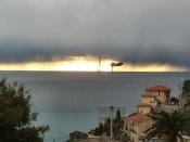 Une trombe marine a été observée au large de Beausoleil (Alpes-Maritimes), vers 12h locales, le 18 décembre 2011. Elle fait partie d'une série de trombes marines qui ont été observées en quelques heures entre la Côte-d'Azur et la Corse. - 18/12/2011 12:01 - Thibault Leroy