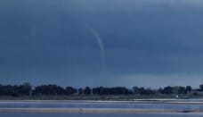 Une trombe été observée le 12 mai 2010 à proximité d'Aigues-Mortes, sur le territoire communal de Vauvert (Gard), vers 20h30 locales. La nature du terrain fait qu'il n'est pas exclu que le phénomène ait pu toucher des terres et puisse donc être qualifié de tornade, mais ce point n'est pas confirmé à ce jour. A noter qu'un tuba a également été observé quelques minutes plus tôt au même endroit. - 12/03/2010 20:30 - M. QUILLE