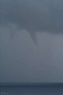 Une trombe a été observée durant quelques minutes au large de Luri, en Corse, à l'avant d'un orage qui circulait à proximité immédiate. - 19/09/2008 14:00 - Dominique TISON