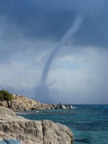 Une trombe s'est formée au large de Ramatuelle, le matin du 22 septembre 2008. Elle ouvre une série de plusieurs trombes qui se sont formées régulièrement dans ce secteur jusqu'au soir, sous des Cumulus congestus. - 22/09/2008 14:00 - * NICE MATIN