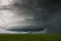 Une supercellule évolue durant près de 1h15 sur le sud du département de l'Aube, dans les environs de Troyes, en fin d'après-midi du 20 mai 2012. Cliché particulièrement esthétique capturé par Vincent HÄFLIGER, montrent une structure supercellulaire aboutie avec un abaissement mésocyclonique bien dessiné. - 20/05/2012 18:00 - Vincent HÄFLIGER