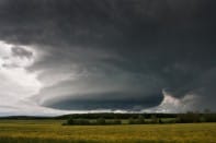 Une supercellule évolue durant près de 1h15 sur le sud du département de l'Aube, dans les environs de Troyes, en fin d'après-midi du 20 mai 2012. Cliché particulièrement esthétique capturé par Vincent HÄFLIGER, montrent une structure supercellulaire aboutie avec un abaissement mésocyclonique bien dessiné. - 20/05/2012 18:00 - Vincent HÄFLIGER