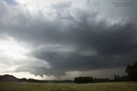 Supercellules interceptées par Nicolas GASCARD entre Saône-et-Loire et Jura le samedi 30 juin 2012. Cet événement prend part à un épisode orageux sévère sur l'est du pays. Mésocyclone, nuage mur et queue de castor - 30/06/2012 17:30 - Nicolas GASCARD