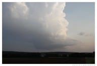 Une série de cellules convectives rotatives se forment entre 17h45 et 22h locales, entre Meurthe-et-Moselle et Moselle. 6 de ces cellules, formées et évoluant par paires, se développent favorablement jusqu’à produire des structures de type supercellulaire, dont une supercellule moteur gauche aboutie et durable. Ces cellules ont généré des orages localement forts, en raison de chutes de grêle de diamètre compris entre 2 et 3 cm.  - 21/08/2012 18:00 - Kévin LECLERCQ