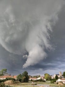 Une supercellule se forme en marge sud d'un bow echo vers 20h locales, à hauteur de la frontière Vendée / Deux-Sèvres. Elle se dissipe une heure plus tard sur le Maine-et-Loire.
Cette supercellule a développé un nuage-mur rotatif bien structuré, avec très forte aspiration nuageuse cyclonique, qui aurait pu dégénérer en phénomène de tornade si elle avait connu un développement encore plus prononcé. - 22/08/2011 20:00 - A BARREAU