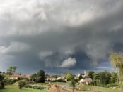 Une supercellule se forme en marge sud d'un bow echo vers 20h locales, à hauteur de la frontière Vendée / Deux-Sèvres. Elle se dissipe une heure plus tard sur le Maine-et-Loire. - 22/08/2011 20:00 - A BARREAU