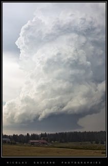 Une supercellule se développe durant environ 45 minutes au nord de Morbier, dans le Jura, vers 13h TU. Une seconde structure similaire s'est développée peu après à l'est immédiat de cette première supercellule. - 07/07/2010 15:00 - Nicolas GASCARD