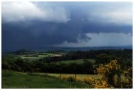 Orage multicellulaire virulent, doté d'un courant descendant partiellement rétrograde et associé à un puissant arcus. Cet orage a affecté le nord du département de la Loire vers 13h30 locales. - 06/06/2010 13:30 - Florent  Courty